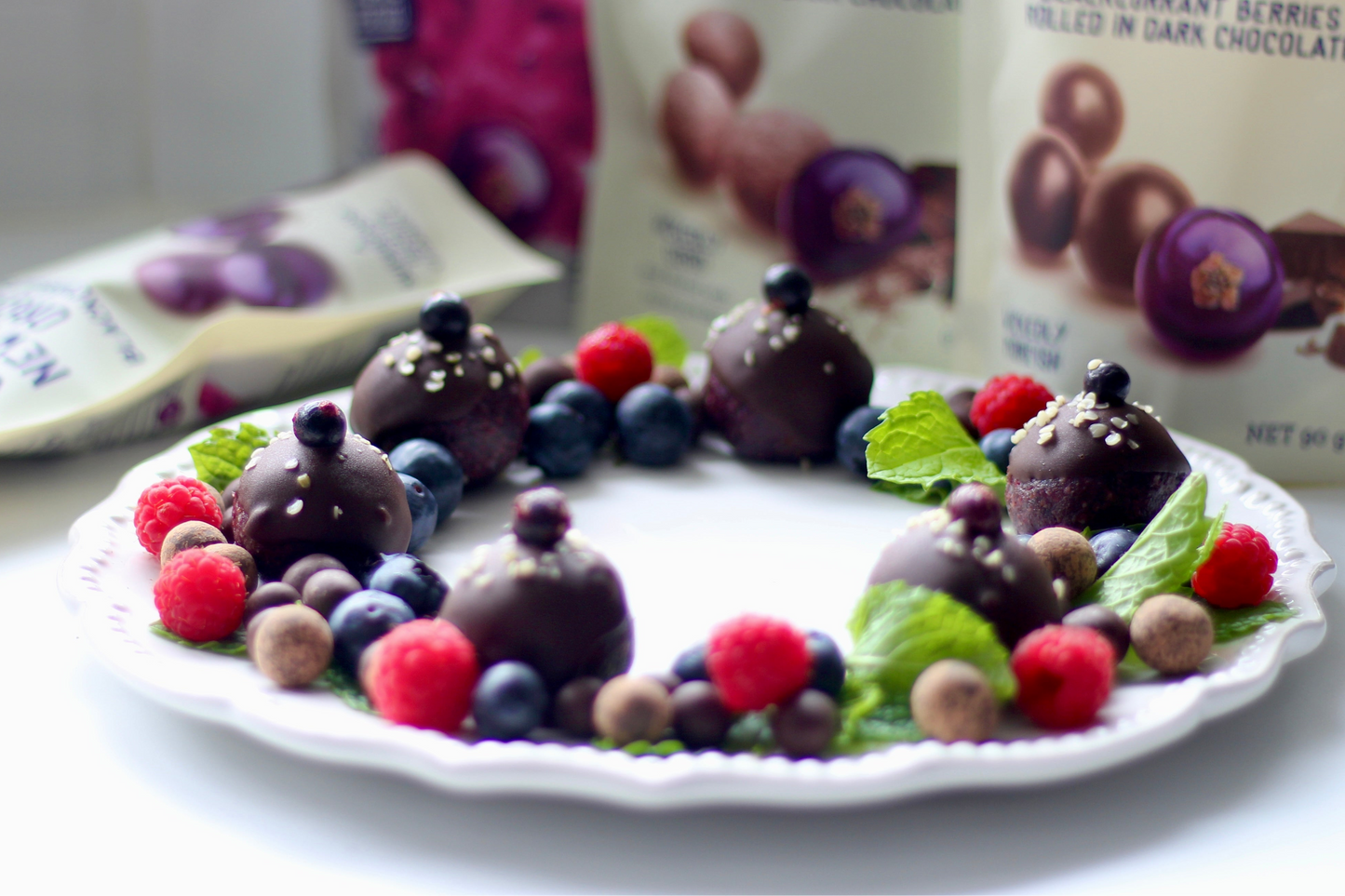 NOiR 58% Organic Dark Chocolate Rolled Blackcurrants 90g